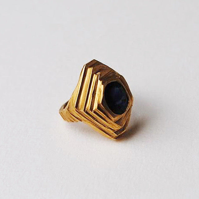Ziggurat ring 22 ct gold with dark blue sapphire
