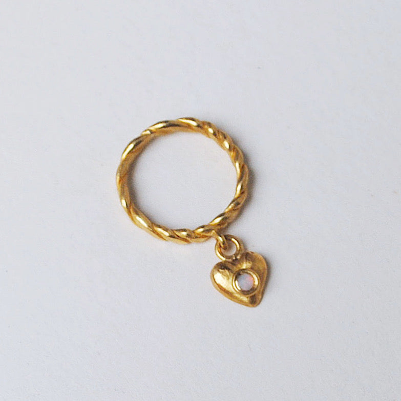 Victorian  ring 22 ct gold with inlaid opal