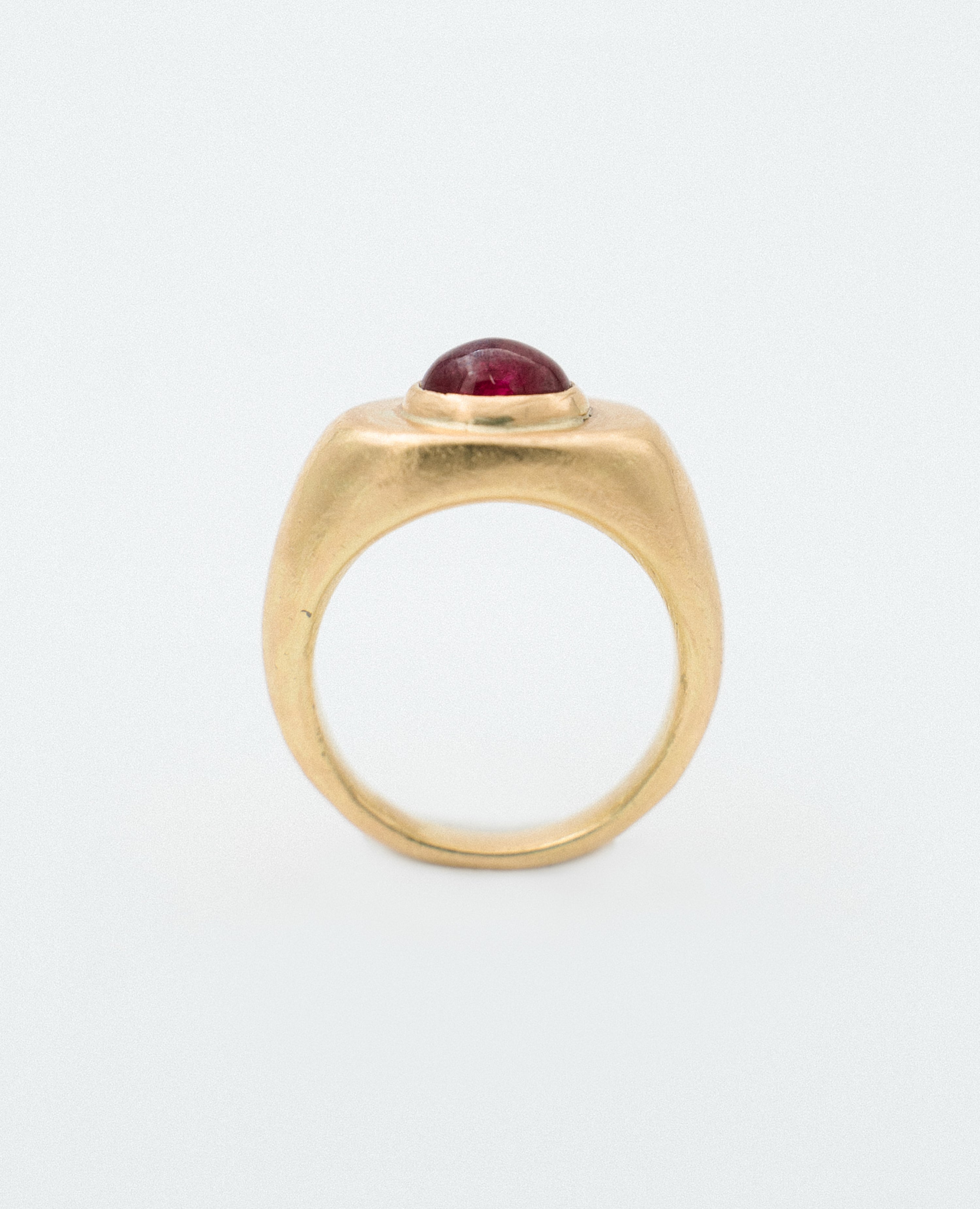 Signet ring with Cabouchon Ruby 18 ct gold