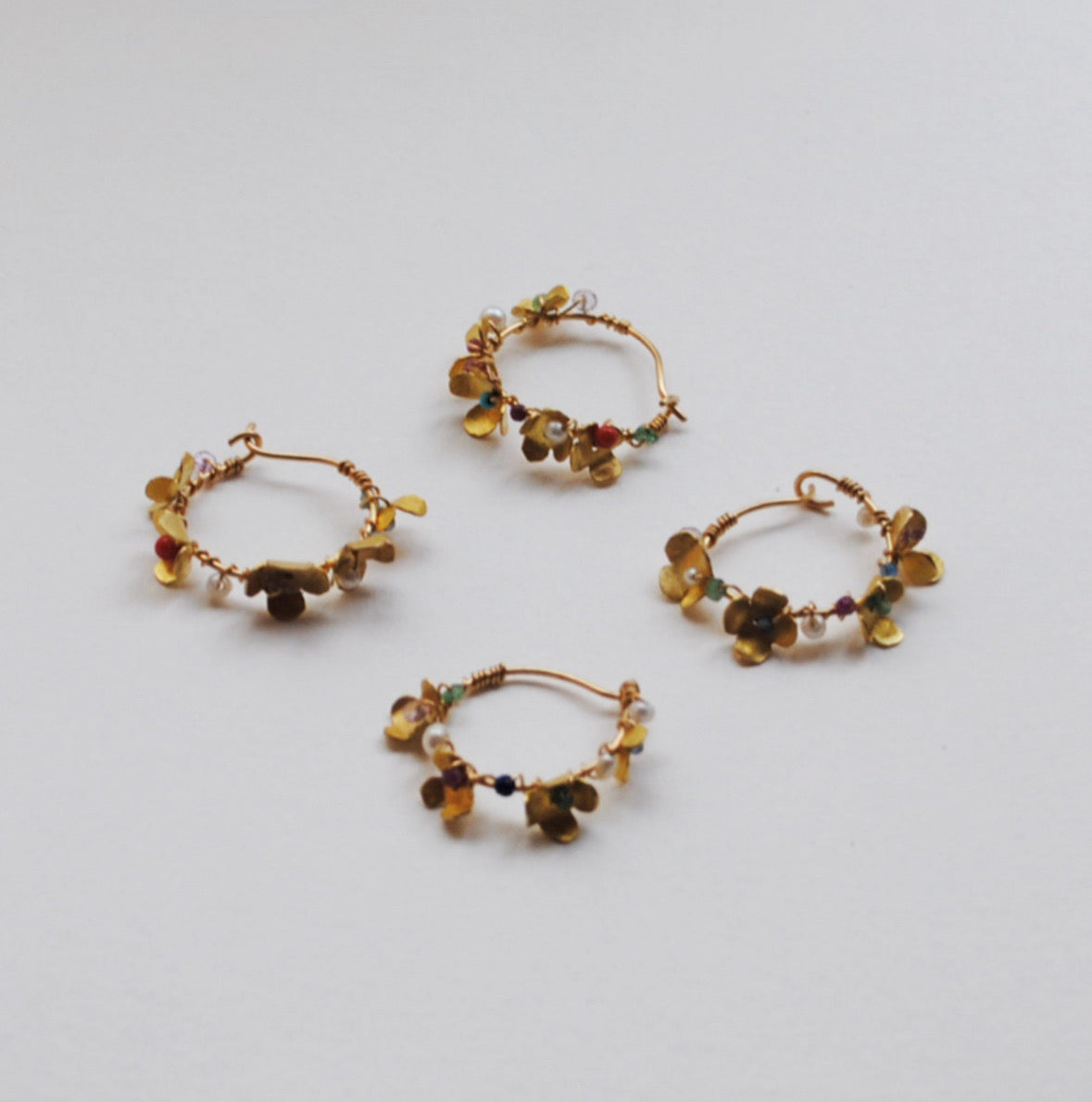 1 x Floral Hoop 18 ct gold with pearl, coral, sapphire etc.
