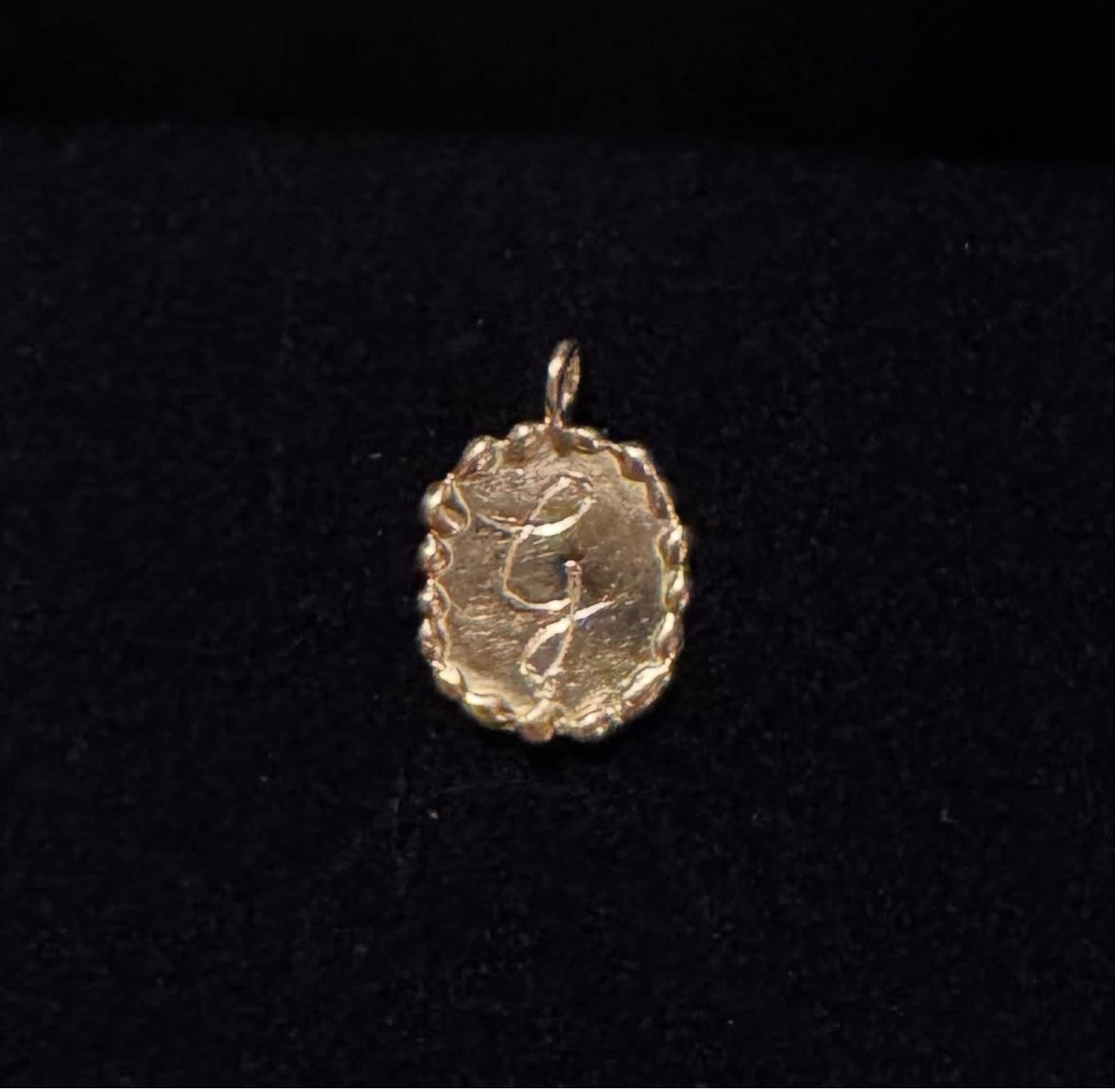 Emblem of love - the letter G in 18 ct gold